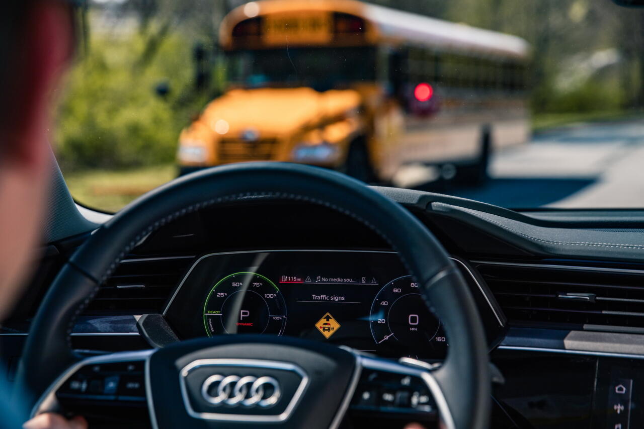 Audi sta testando una tecnologia che consente ai veicoli di riconoscere le zone scolastiche