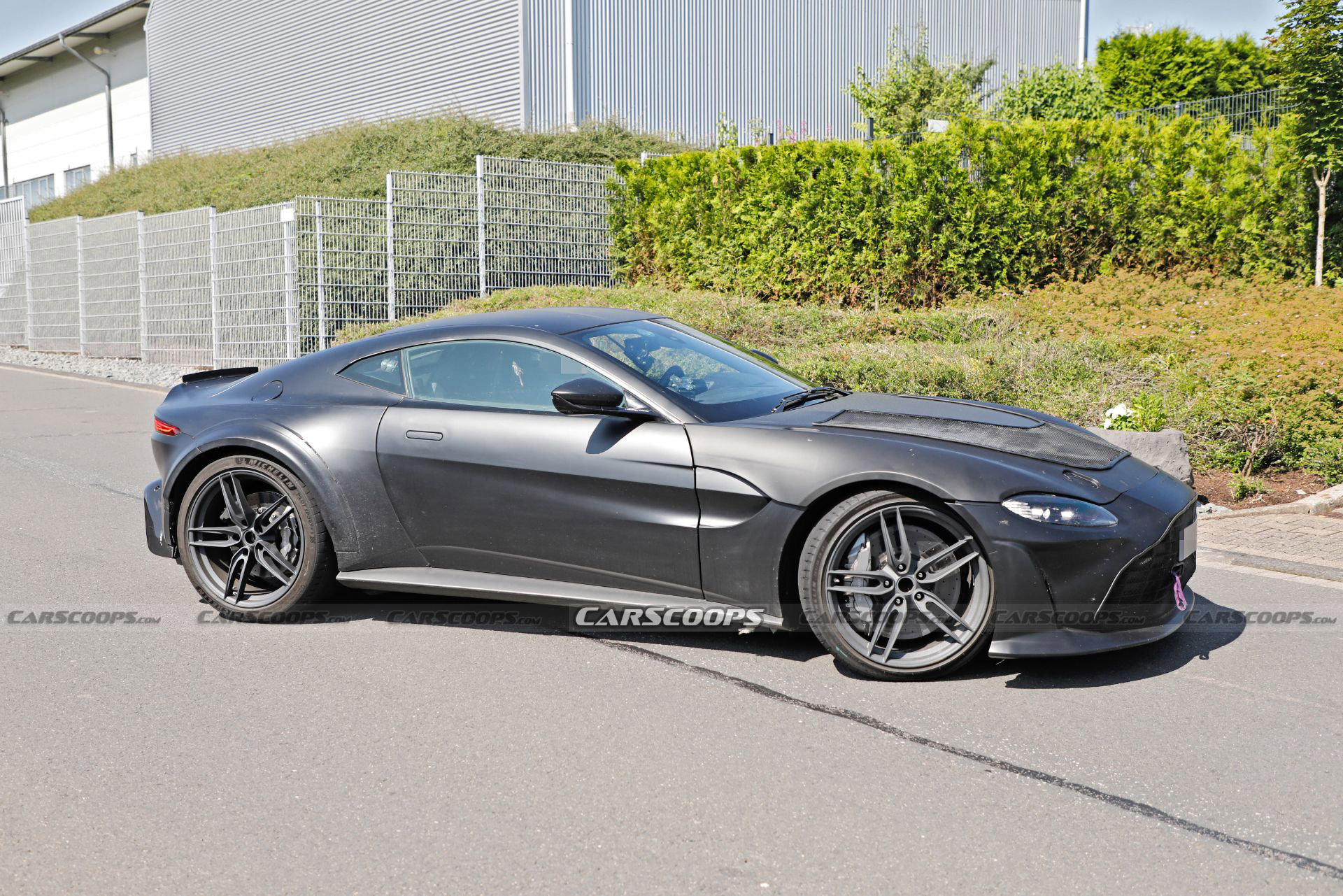 Aston Martin Vantage: avvistato un nuovo prototipo con V12
