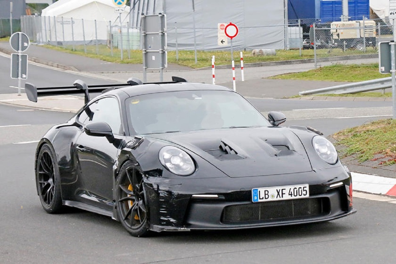 La Porsche 911 GT3 RS 2023 avrà un'aerodinamica ancora più aggressiva (foto spia)