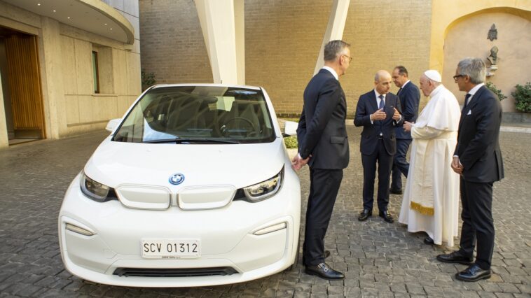 BMW dona la i3 a Papa Francesco