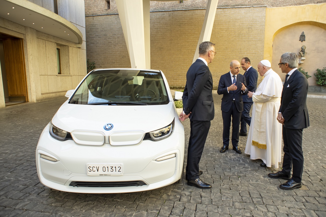 BMW dona la i3 a Papa Francesco