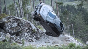 Range Rover Sport SVR si prepara all'impatto nel nuovo estratto dal film di James Bond