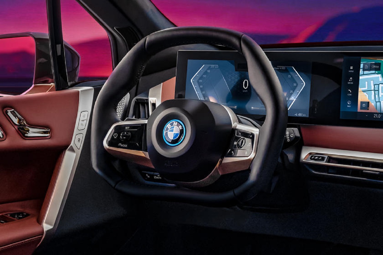 Il nuovo volante BMW brevettato è pieghevole. Ecco tutti i vantaggi di questa possibile soluzione in ambito automotive