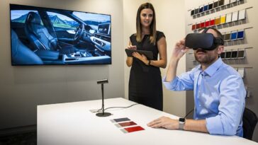 Vedere l'abitacolo dell' Audi con il visore della realtà virtuale
