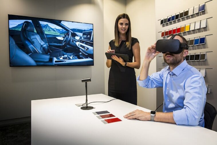 Vedere l'abitacolo dell' Audi con il visore della realtà virtuale