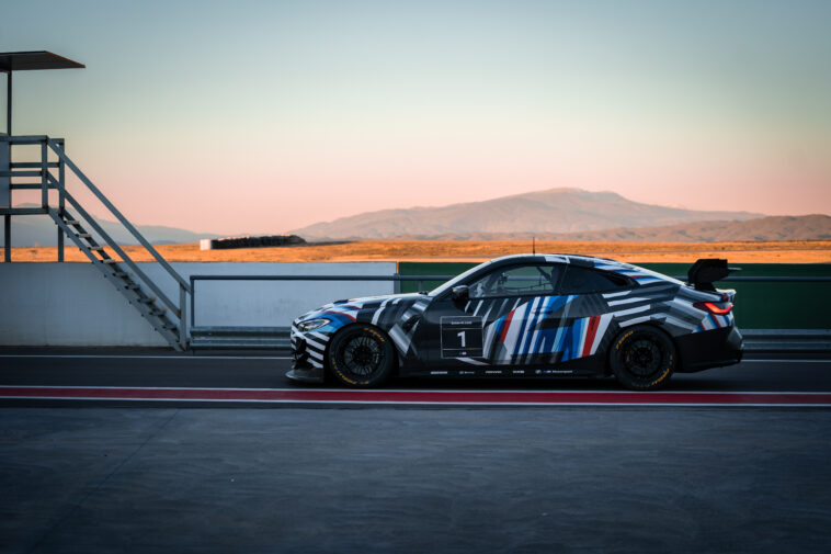 BMW M4 GT4 in fase di test
