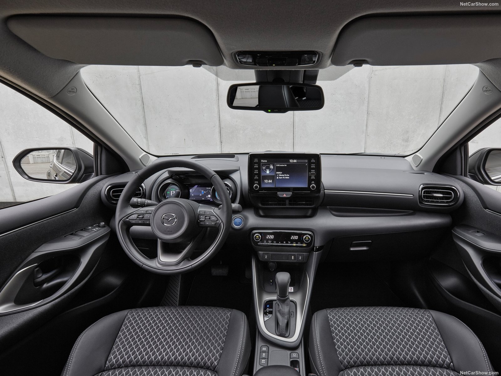 Gli interni della Mazda 2 Hybrid