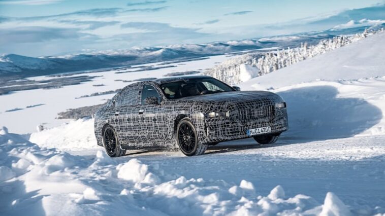 BMW i7 di traverso sulla neve