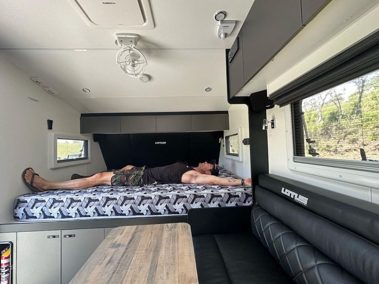 Chris Hemsworth sul letto del proprio caravan
