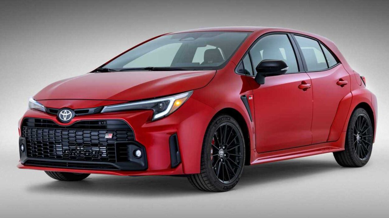 tra Toyota GR Corolla del 2023 e Honda Civic Type R del 2023.