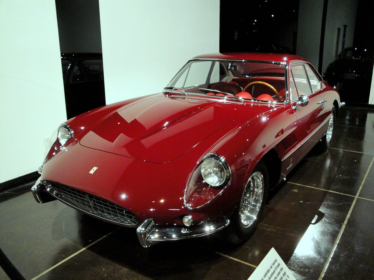 Ferrari 400 Superamerica di colore rosso