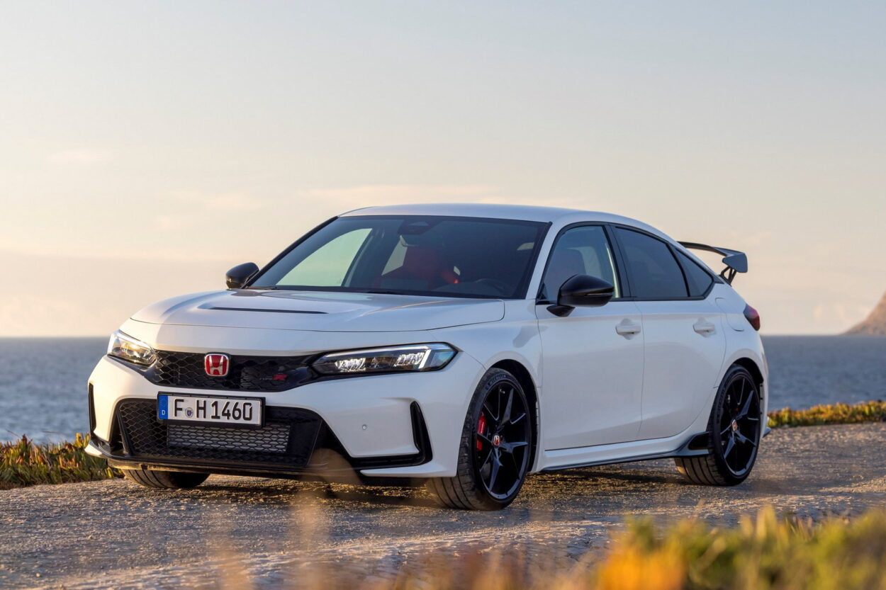 tra Toyota GR Corolla del 2023 e Honda Civic Type R del 2023.