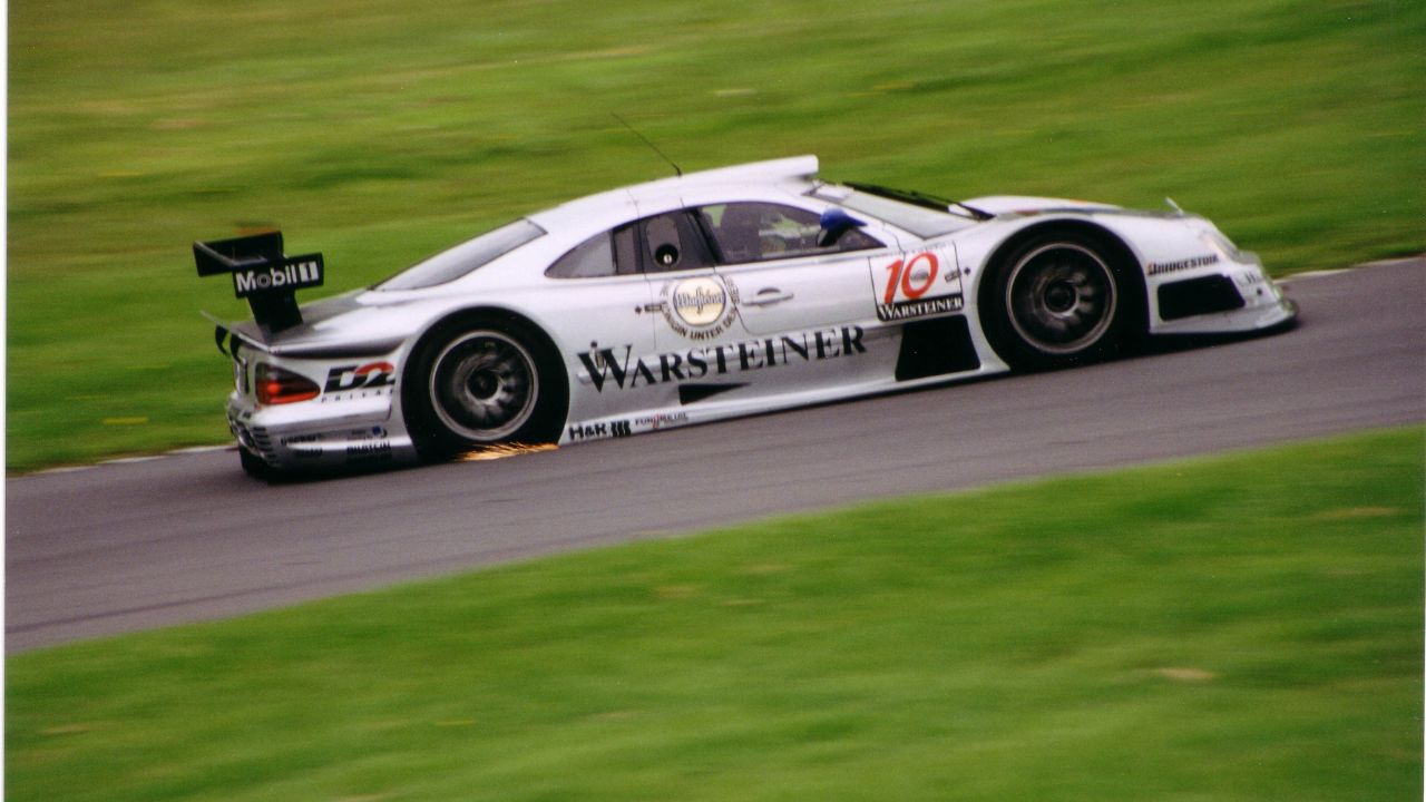 Mercedes-Benz CLK GTR Roadster sfreccia su strada