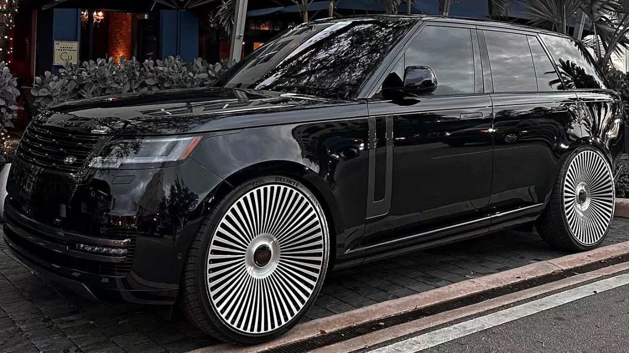 Range Rover total black con cerchi Velos