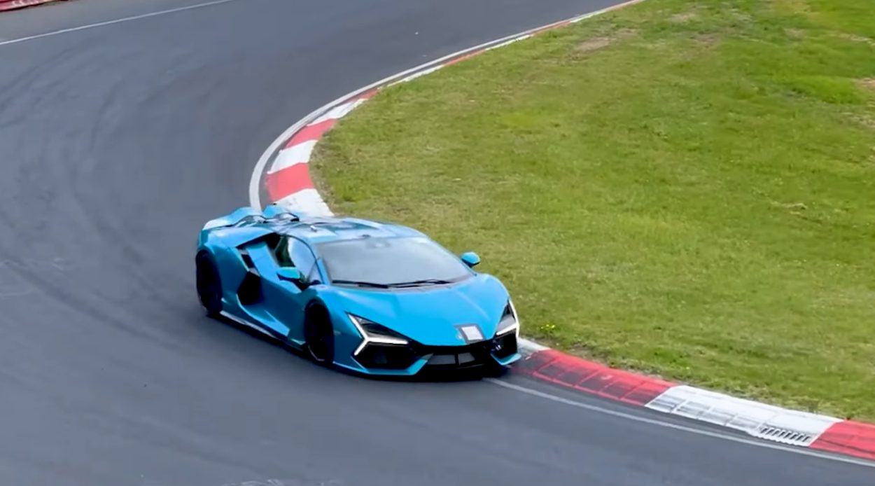 Revuelto giri hard sul circuito del Nurburgring Video NotizieAuto.it