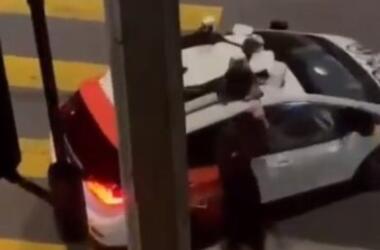 Robotaxi distrutto a San Francisco