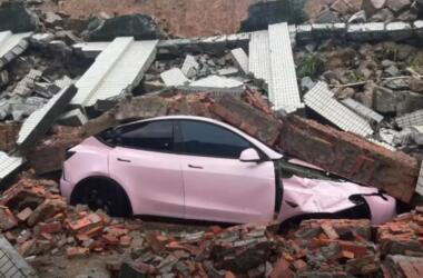 Tesla Model Y crollo muro in Cina
