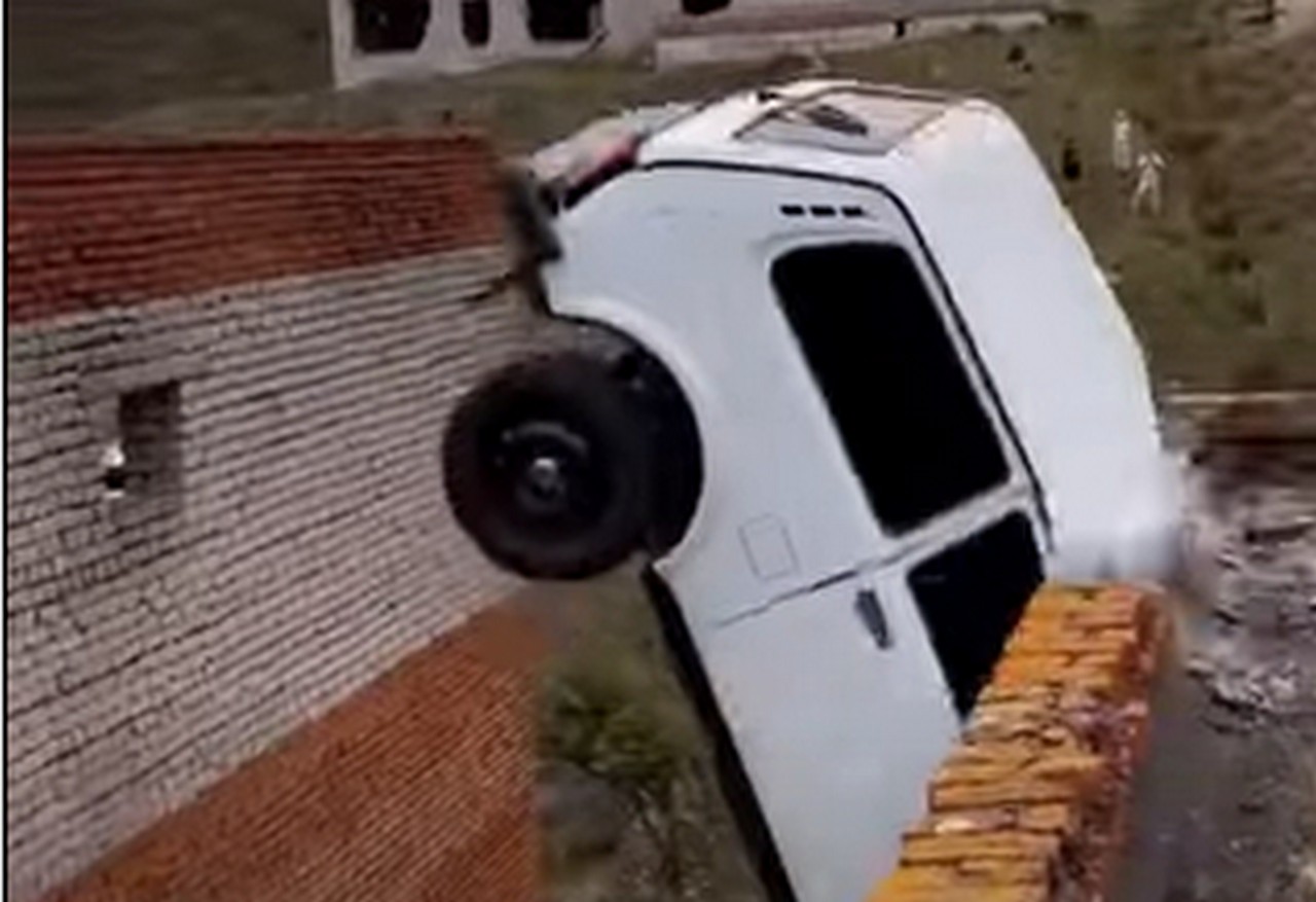 L'uomo che voleva far volare la Lada Niva si è schiantato al suolo