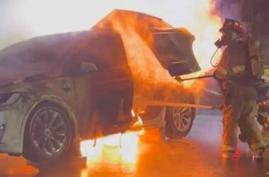 Tesla Model X prende fuoco