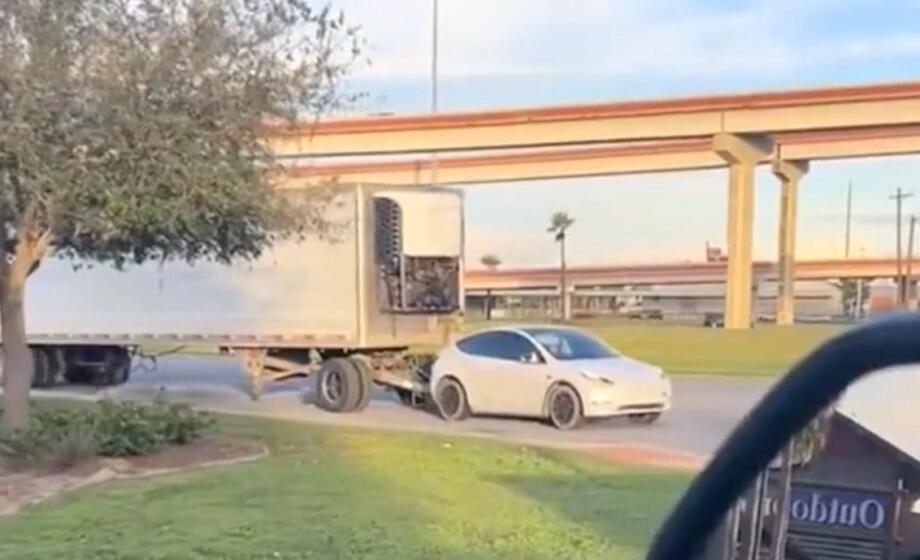 Tesla Model Y Semirimorchio