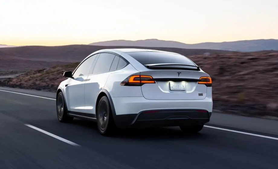 Full-Self-Driving-di-Tesla