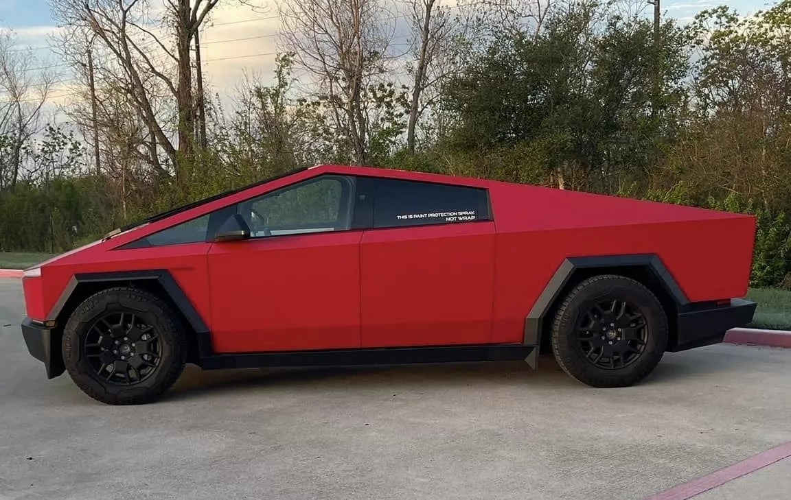 Tesla Cybertruck Rosso Ferrari