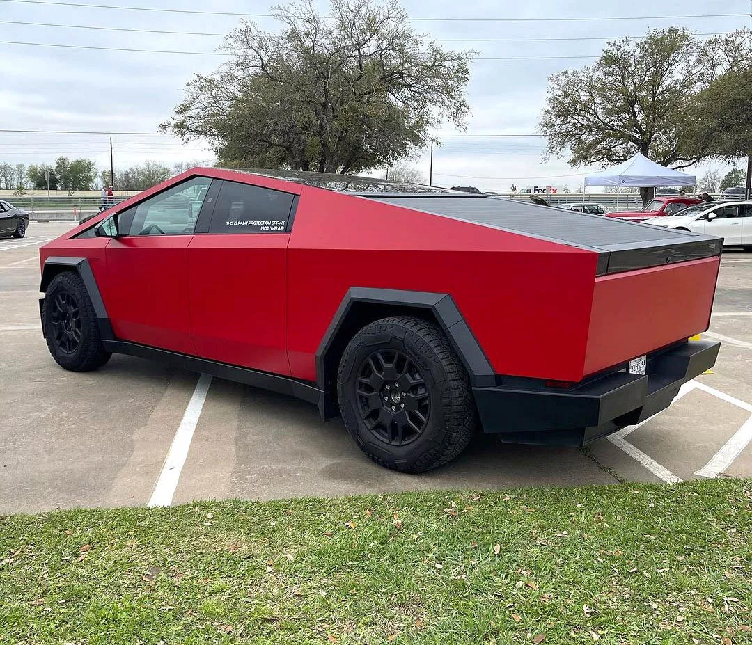 Tesla Cybertruck Rosso Ferrari