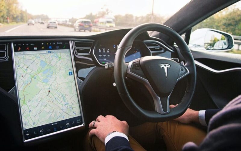 sistema di guida autonoma Autopilot Tesla