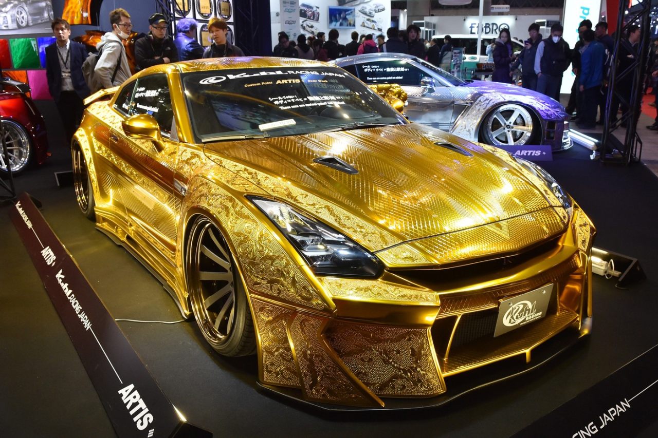 Nissan GT-R coperta d'oro
