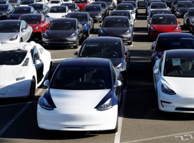 produzione in stabilimento tesla