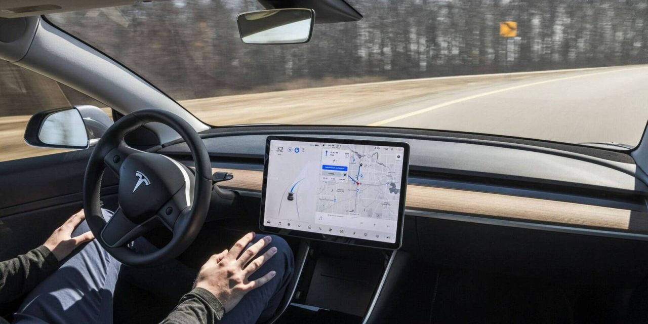 sistema di guida autonoma Autopilot Tesla