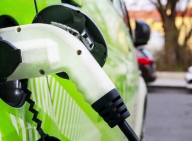 auto elettrica in ricarica