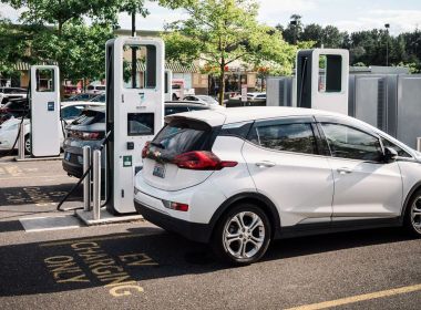 auto elettriche in ricarica