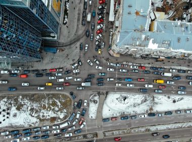 Ieri l’auto con motore a benzina o diesel era sempre sulla bocca degli ambientalisti: ora si fanno i conti con la realtà