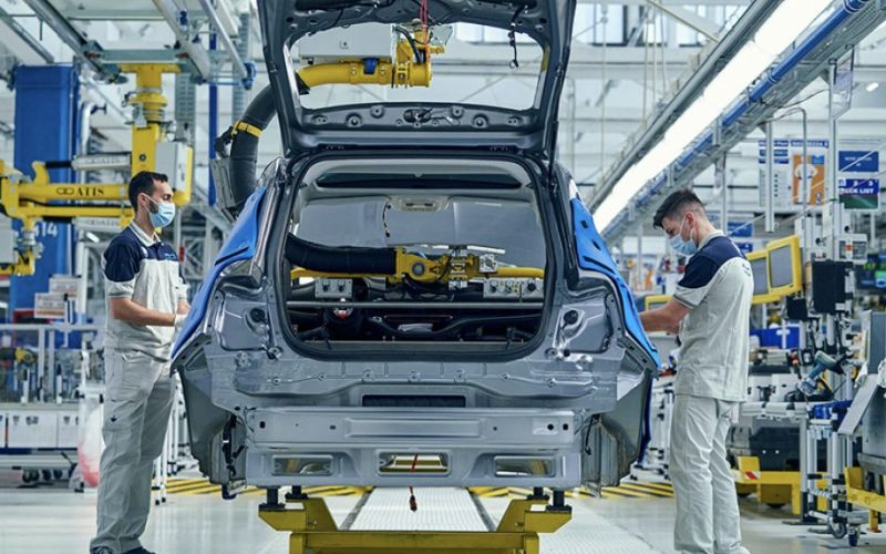 Stellantis vuole dare il via tra poche settimane i lavori per portare a Mirafiori (Torino) la produzione della nuova Fiat 500 ibrida.